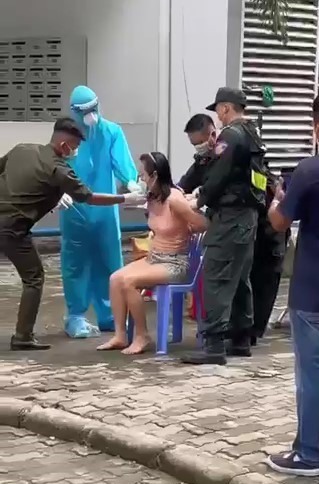 Cảnh bà Lan khi bị cưỡng chế ra sân chung cư để lấy mẫu xét nghiệm COVID-19 - Ảnh cắt từ video