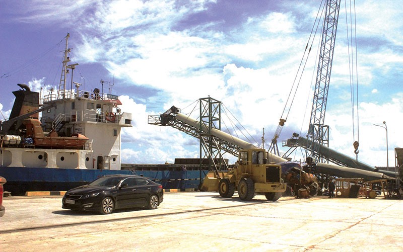 Nhiều hàng hóa thiết yếu của các địa phương trên EWEC được vận chuyển qua cảng Cửa Việt -Ảnh: H.N