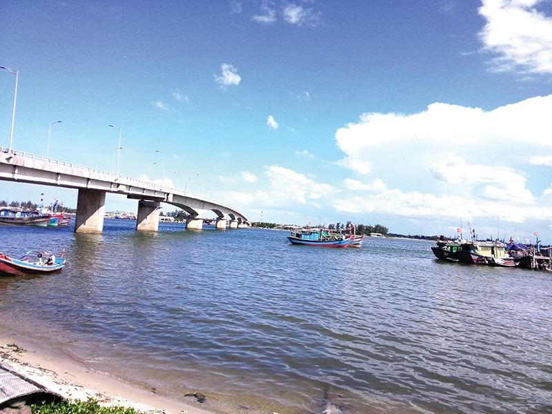 Cầu Cửa Việt -Ảnh: N.K