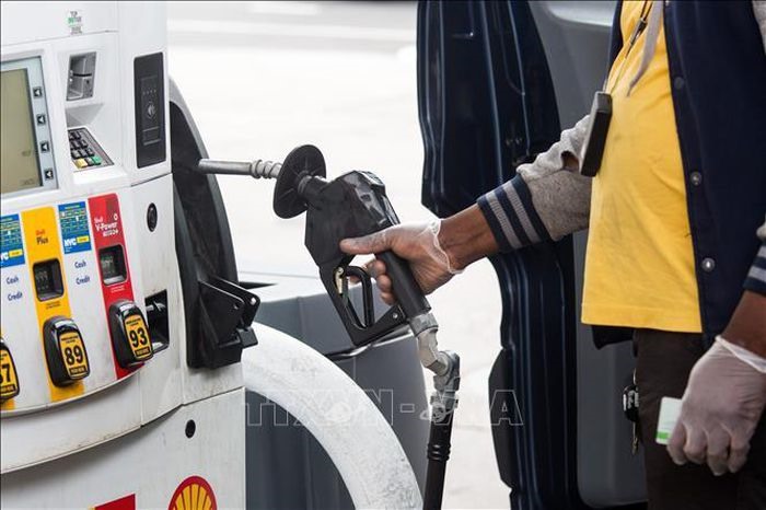 Đổ xăng cho phương tiện tại một trạm xăng ở New York, Mỹ. Ảnh minh họa: THX/TTXVN