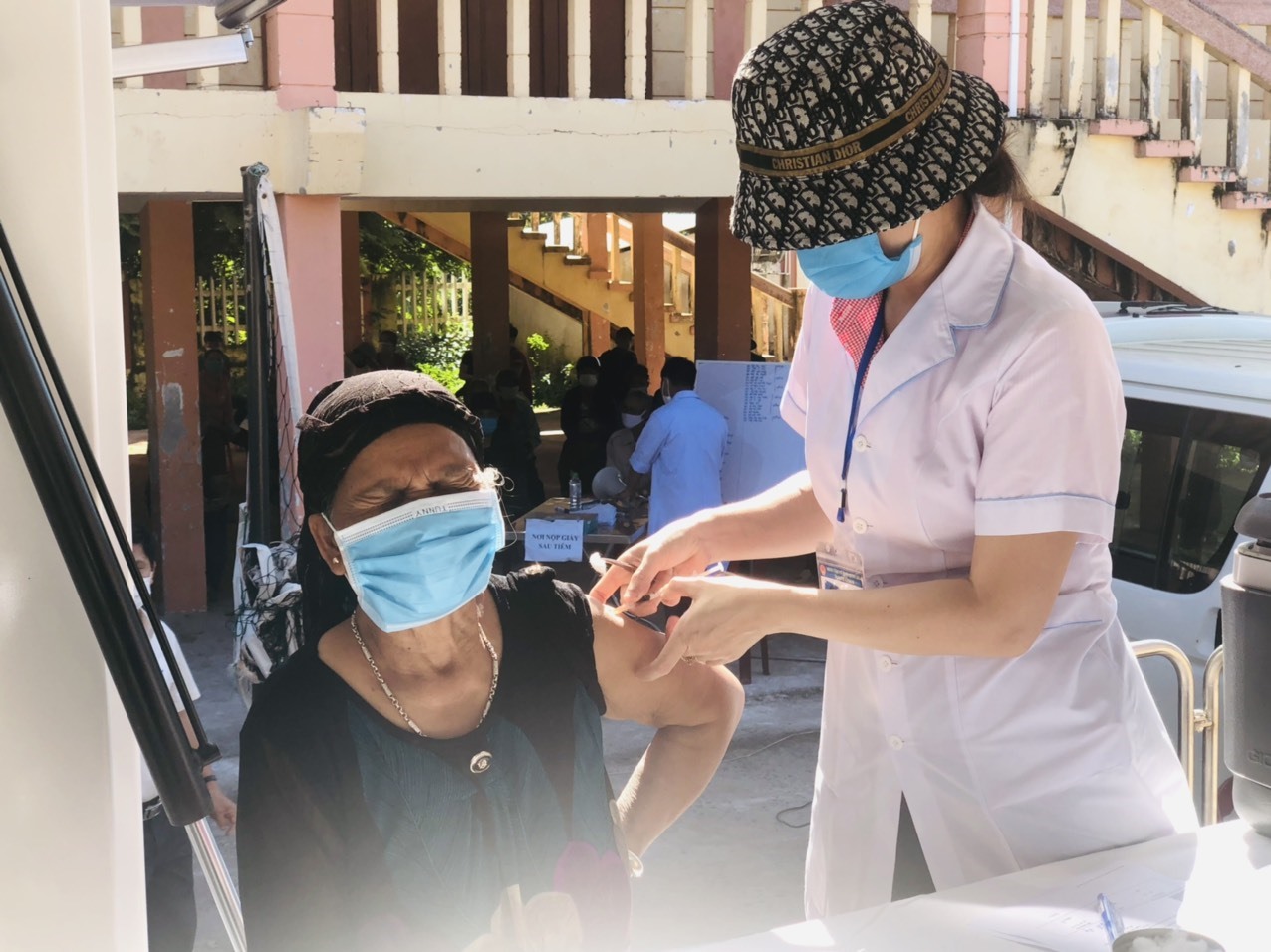 Tiêm vắc xin COVID-19 lưu động cho đối tượng ưu tiên tại xã Lìa, huyện Hướng Hóa - Ảnh: L.T