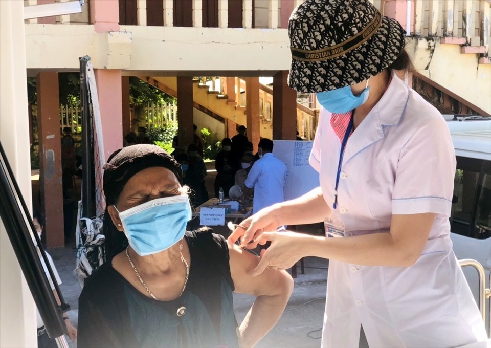 Trong ngày 29.9, Trung tâm Y tế huyện Hướng Hóa sẽ tổ chức tiêm hơn 500 liều vaccine COVID-19 cho phần lớn là người đồng bào thiểu số. Trong ảnh là một phụ nữ cao tuổi người đồng bào thiểu số được tiêm vaccine COVID-19 trên xe tiêm chủng lưu động.