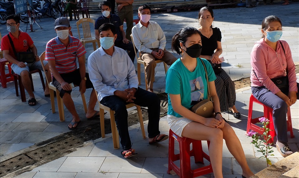 Trước đó, trong ngày 28.9, Trung tâm Y tế huyện Hướng Hóa đã lưu động đến trung tâm thị trấn Lao Bảo ở cạnh Cửa khẩu Quốc tế Lao Bảo để tiêm vaccine. Đối tượng được ưu tiên tiêm chủng cũng tương tự các trường hợp nói trên.