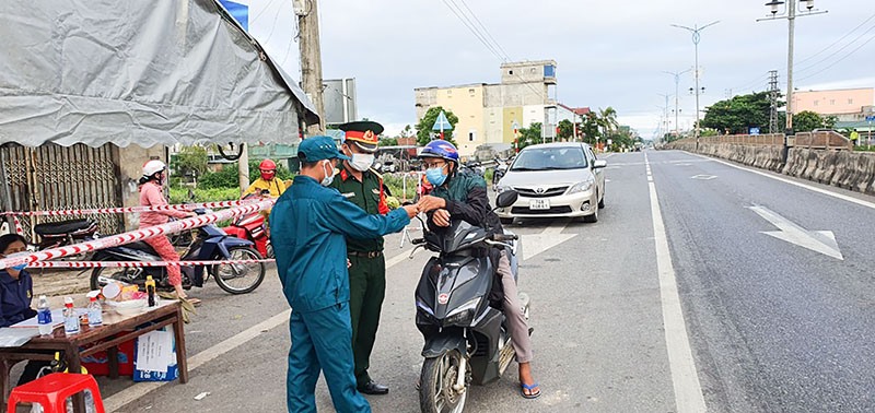 Lực lượng vũ trang tỉnh kiểm tra người, phương tiện đi qua địa bàn thành phố Đông Hà - Ảnh: A.T