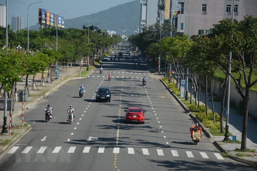 Đường phố Đà Nẵng không còn chốt kiểm soát, người dân ra đường nhiều hơn trước. (Ảnh: Văn Dũng/TTXVN)