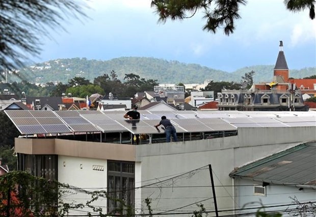 Một dự án điện mặt trời mái nhà đang được lắp đặt tại thành phố Đà Lạt của Việt Nam. (Ảnh: Ngọc Hà/TTXVN)