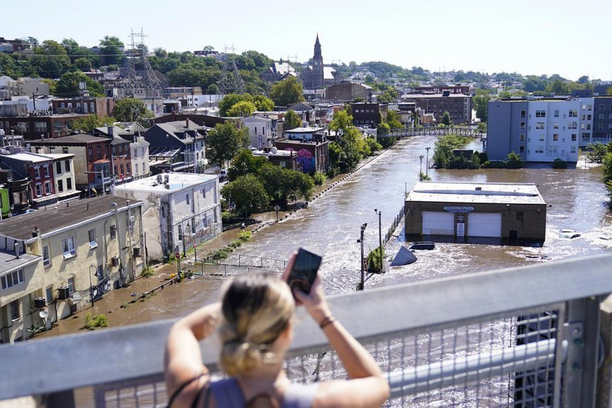 Nước sông tràn vào một khu dân cư tại thành phố Philadelphia, bang Pennsylvania. Ảnh: AP