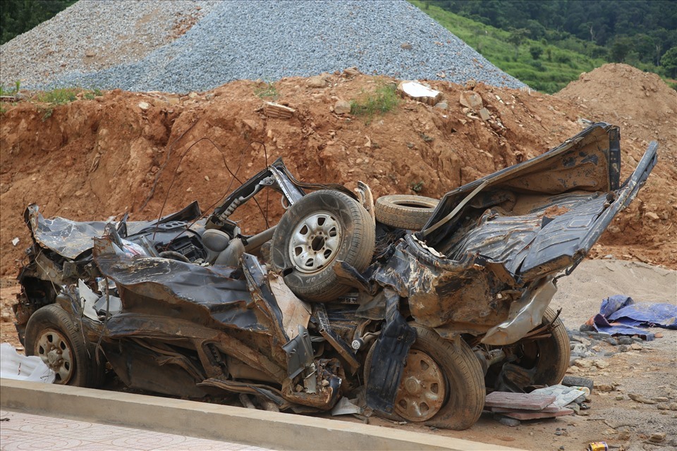 Một chiếc xe ôtô của Đoàn 337 biến dạng sau vụ sạt lở đất được giữ lại, bỏ ở gần hiện trường vụ sạt lở.