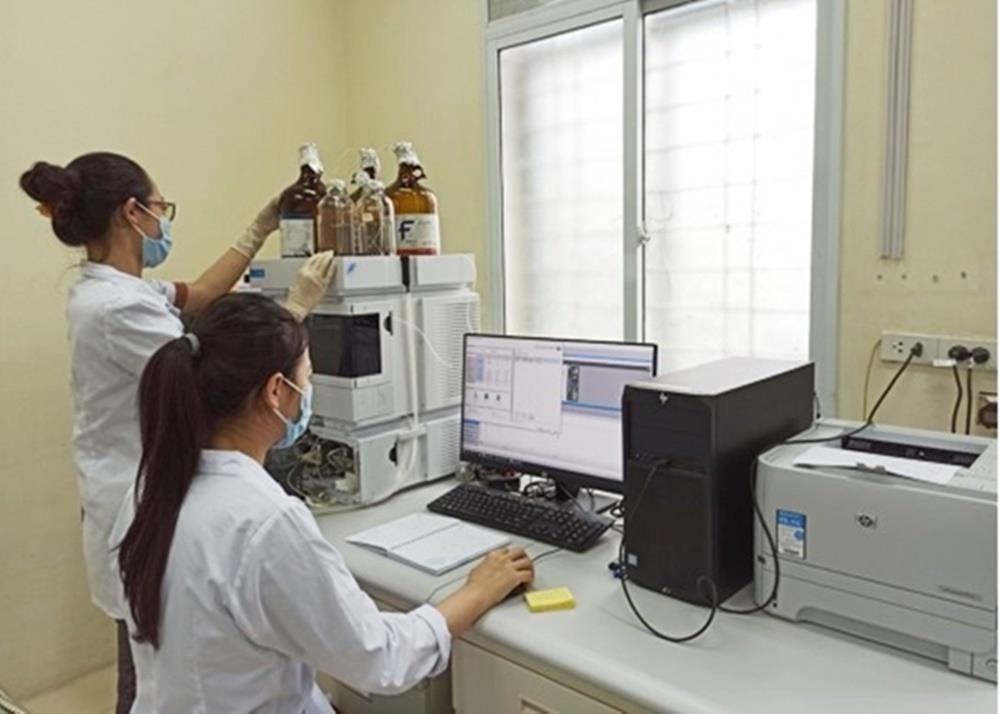 Kiểm tra độ tinh sạch của sản phẩm trên thiết bị HPLC tại Viện Hóa sinh biển.
