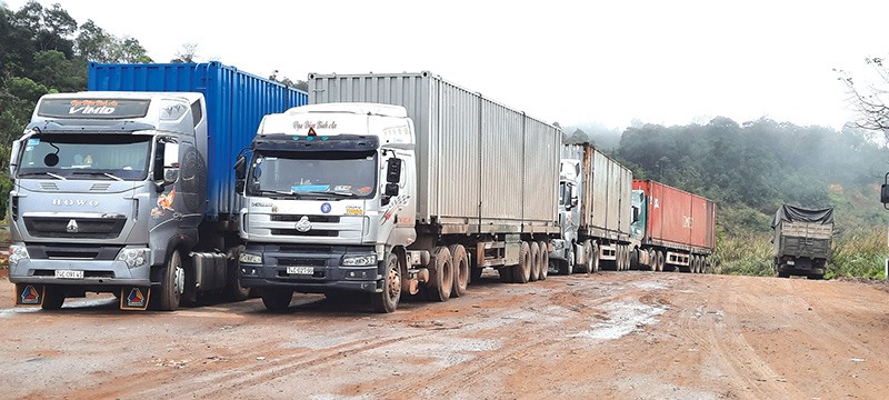 Các phương tiện vận tải thông quan tại Cửa khẩu quốc tế La Lay - Ảnh: L.MINH