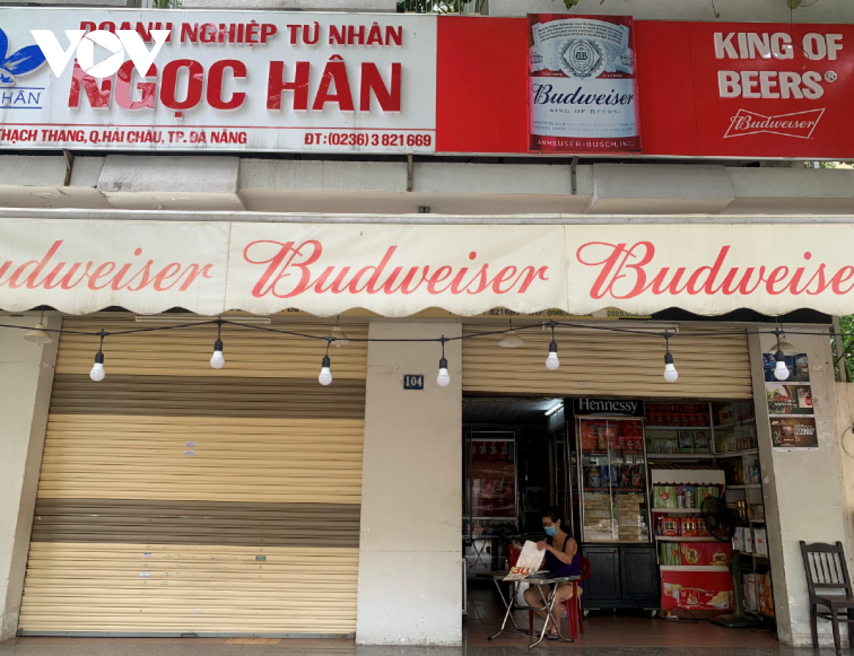 Được thành phố cho phép mở cửa lại nhưng cửa hàng tạp hoá của bà Lê Thị Ngọc Hân không có hàng để bán