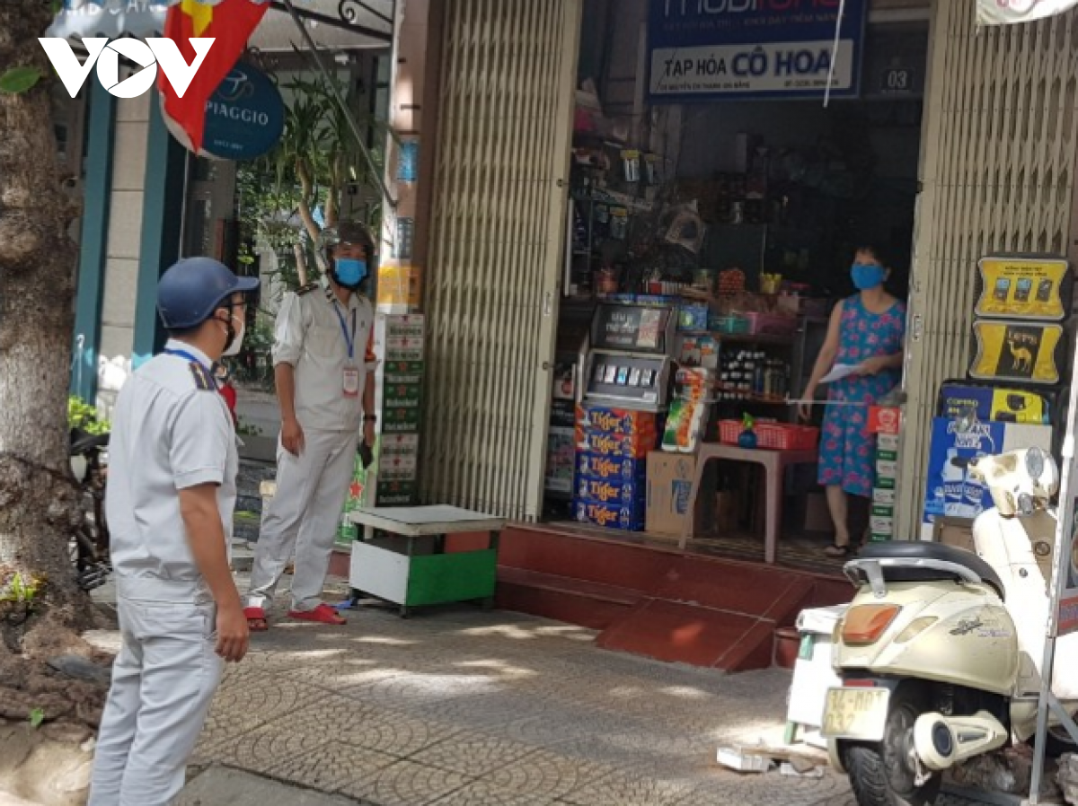 Lực lượng chức năng phường phường Thạch Thang, quận Hải Châu kiểm tra, nhắc nhở chủ các cửa hàng đảm bảo công tác phòng chống dịch