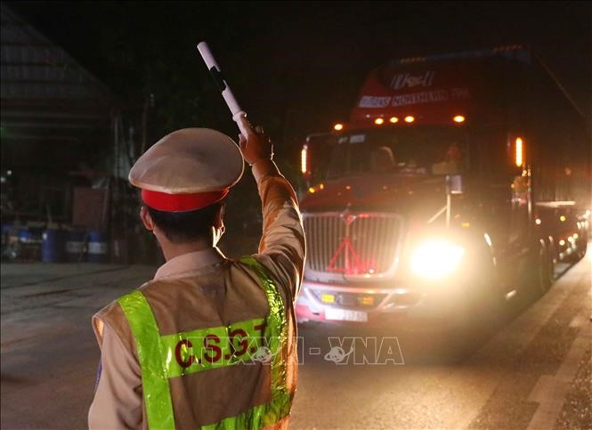 Lực lượng chức năng kiểm tra, kiểm soát các phương tiện giao thông vào Hà Nội, tại chốt kiểm dịch Trạm soát vé BOT quốc lộ 2, huyện Sóc Sơn. Ảnh: Phạm Kiên/TTXVN