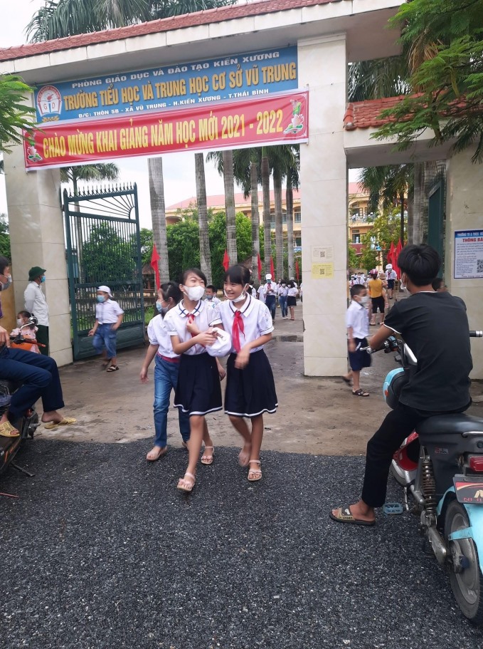 Học sinh trường Tiểu học và THCS Vũ Trung (Kiến Xương, Thái Bình) vẫn được tới trường tham dự lễ khai giảng đón chào năm học mới