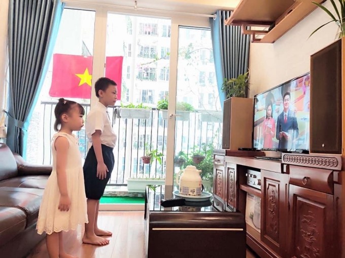 Bé Phạm Quang Nhật (Trường tiểu học Lý Nam Đế) và em gái theo dõi Lê khai giảng qua truyền hình.