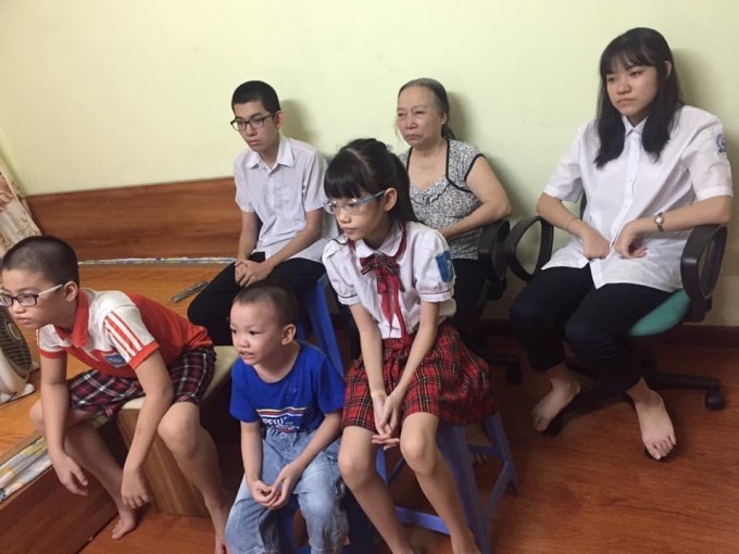 Cả gia đình chị Vũ Thanh Tâm (quận Thanh Xuân, Hà Nội) cùng theo dõi buổi lễ khai giảng năm học mới trên sóng truyền hình