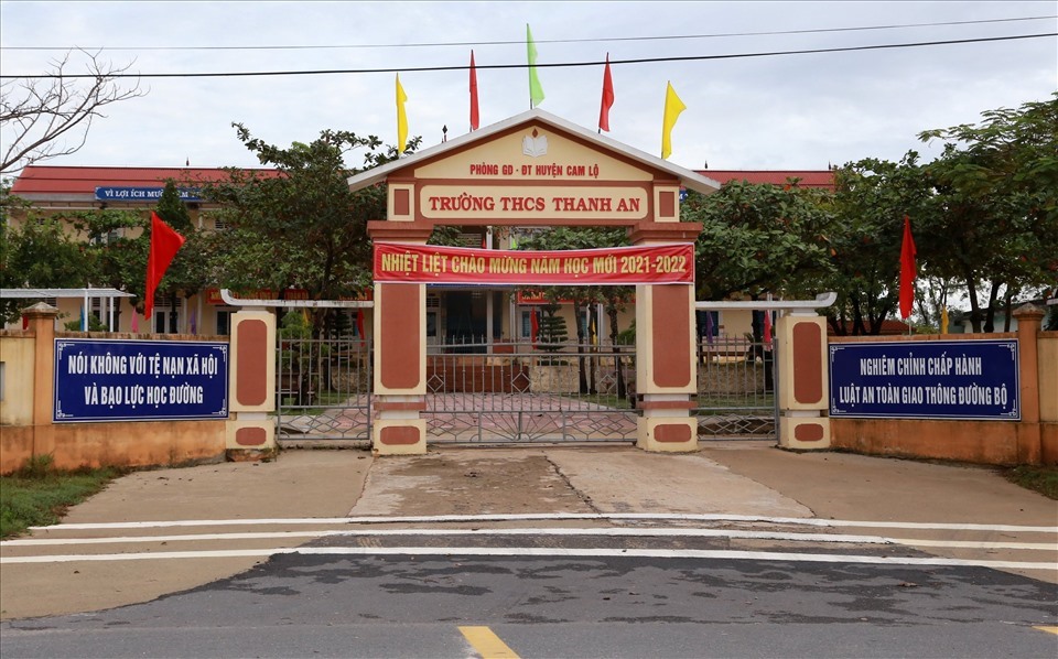 Trường học ở huyện Cam Lộ đóng cửa. Ảnh: Hưng Thơ.