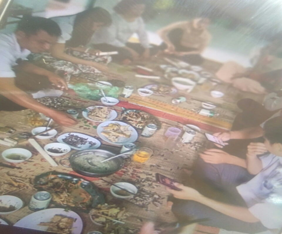 Hình ảnh nhiều cán bộ, giáo viên, người lao động trường Tiểu học Lê Hồng Phong, xã Cư K'Bang tổ chức ăn nhậu sau khi kết thúc khai giảng trực tuyến vào sáng 5/9.