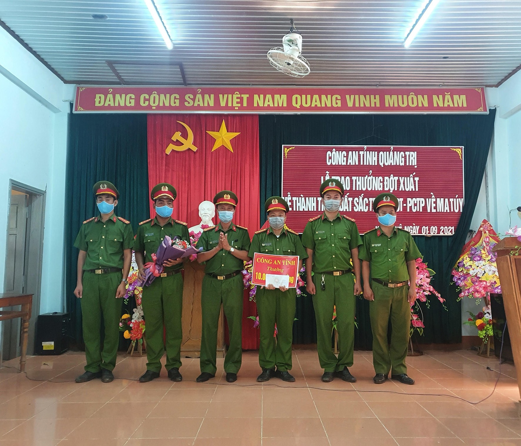 Phó Giám đốc Công an tỉnh, Đại tá Trần Xuân Vĩnh trao thưởng cho Công an xã Vĩnh Khê-Ảnh: Anh Tuấn