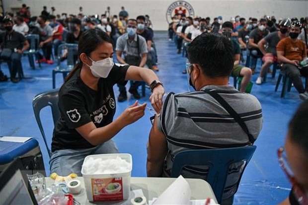 Nhân viên y tế tiêm vaccine ngừa COVID-19 cho người dân tại Manila, Philippines. (Ảnh: AFP/TTXVN)