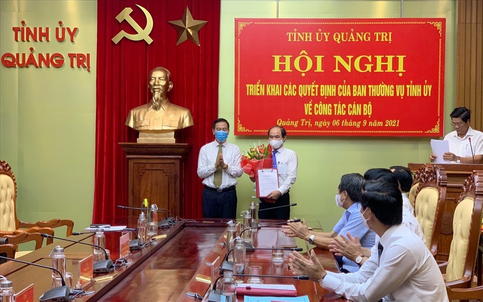 Lãnh đạo tỉnh Quảng Trị trao quyết định bổ nhiệm cho Tân Bí thư huyện Hướng Hóa. Ảnh: NP