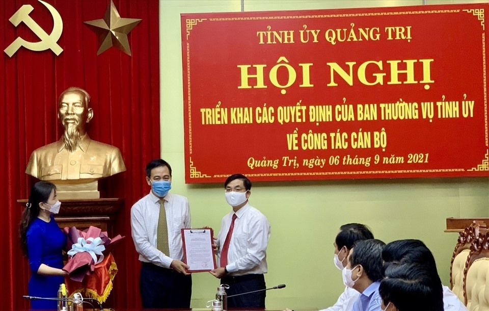 Lãnh đạo tỉnh Quảng Trị trao quyết định bổ nhiệm cho Tân Bí thư huyện Cam Lộ. Ảnh: NP.