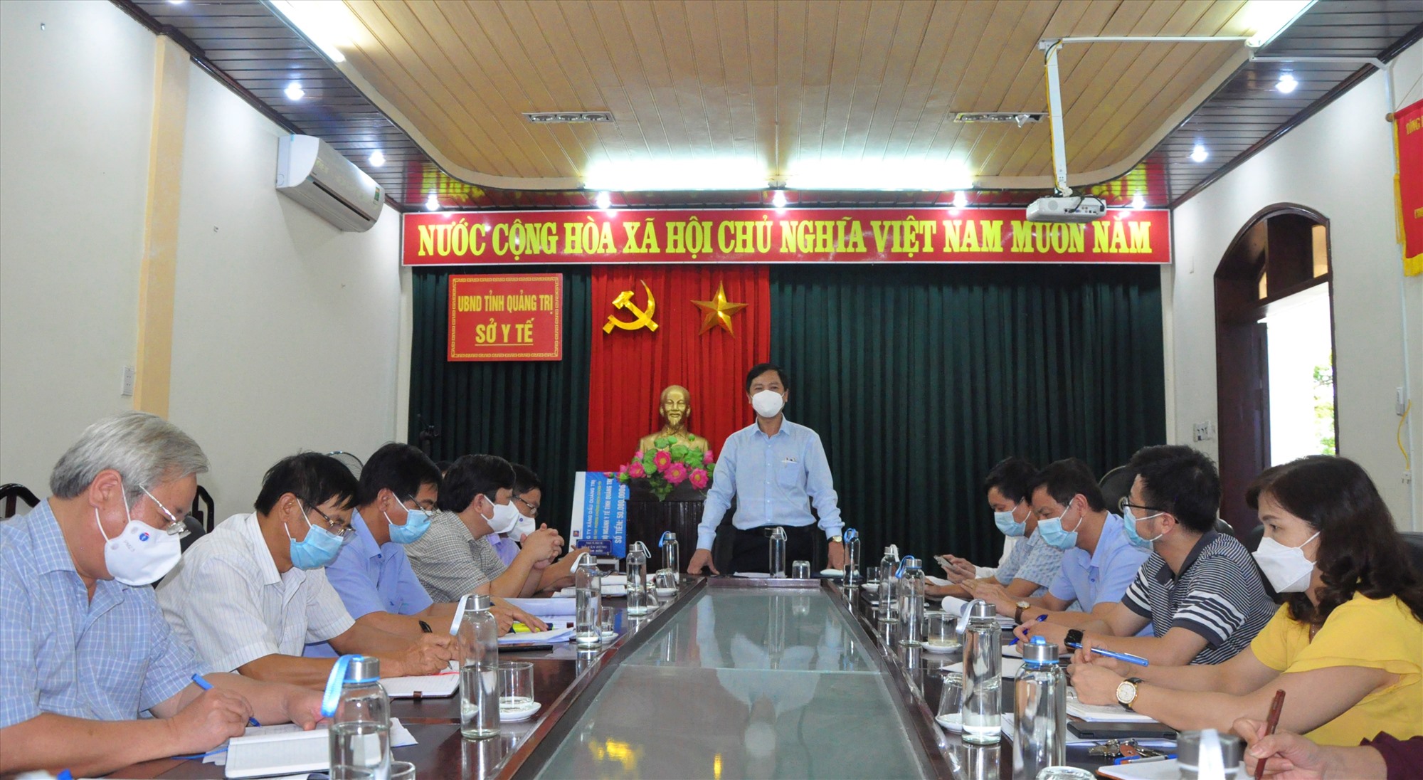 Phó Chủ tịch UBND tỉnh Hoàng Nam ghi nhận, biểu dương ngành y tế đã có nhiều nỗ lực trong công tác phòng, chống COVID-19​ - Ảnh: T.L