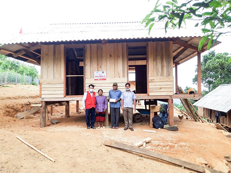 Hội CTĐ huyện Đakrông trao nhà Chữ thập đỏ cho gia đình ông Hồ Cường, thôn Ro Ró, xã A Vao - Ảnh: HVP