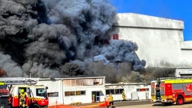 Lực lượng cứu hỏa nỗ lực dập tắt đám cháy. (Nguồn: dailytelegraph.com.au)