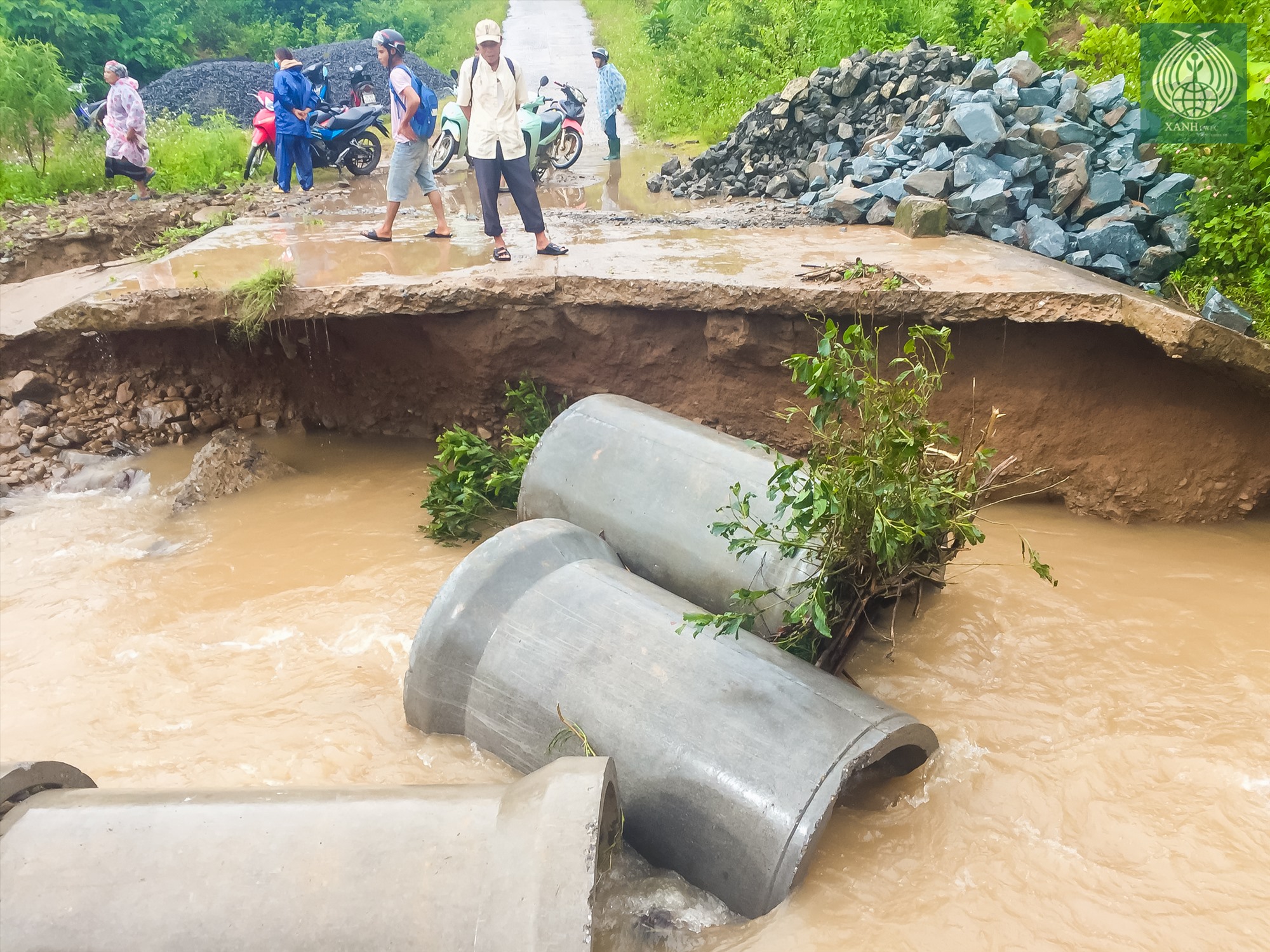 Điểm cầu tràn ở thôn Sê Pu đi vào thôn Cù Bai (Hướng Lập) bị nước cuốn trôi