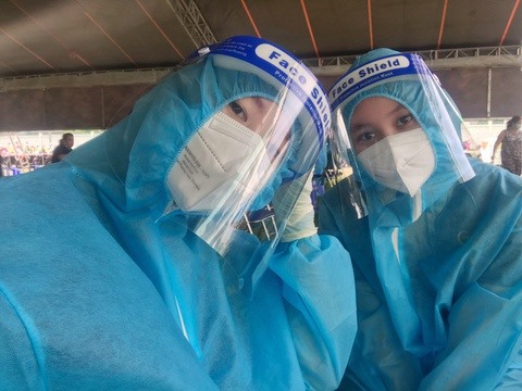 3 chị em làm việc tại đội tiêm vaccine của quận Gò Vấp và đội cấp cứu lưu động của quận 5.