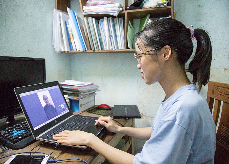 Phương Thảo gọi video trao đổi cùng các nhóm hỗ trợ về tình hình sức khỏe các F0 tại Thành phố Hồ Chí Minh – Ảnh: LÊ TRƯỜNG