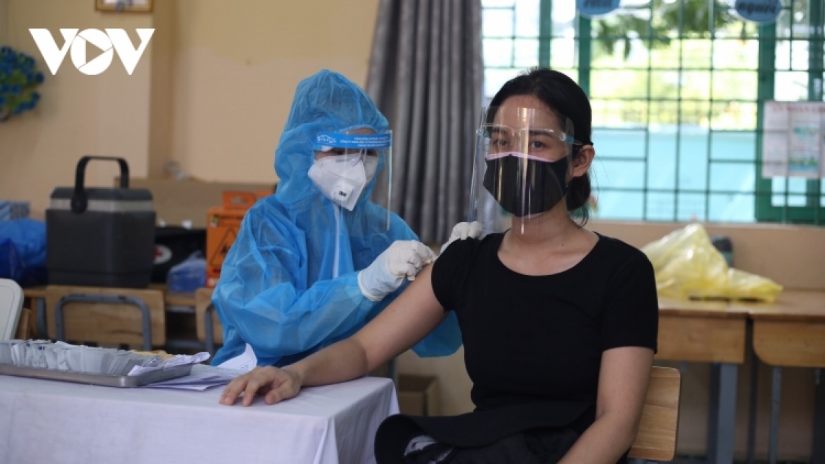 Theo TS Vũ Minh Điền, khi sử dụng 2 loại vaccine khác nhau, người được tiêm cũng cần chấp nhận một số nguy cơ về phản ứng phụ do các tá dược của chúng. (Ảnh minh họa)