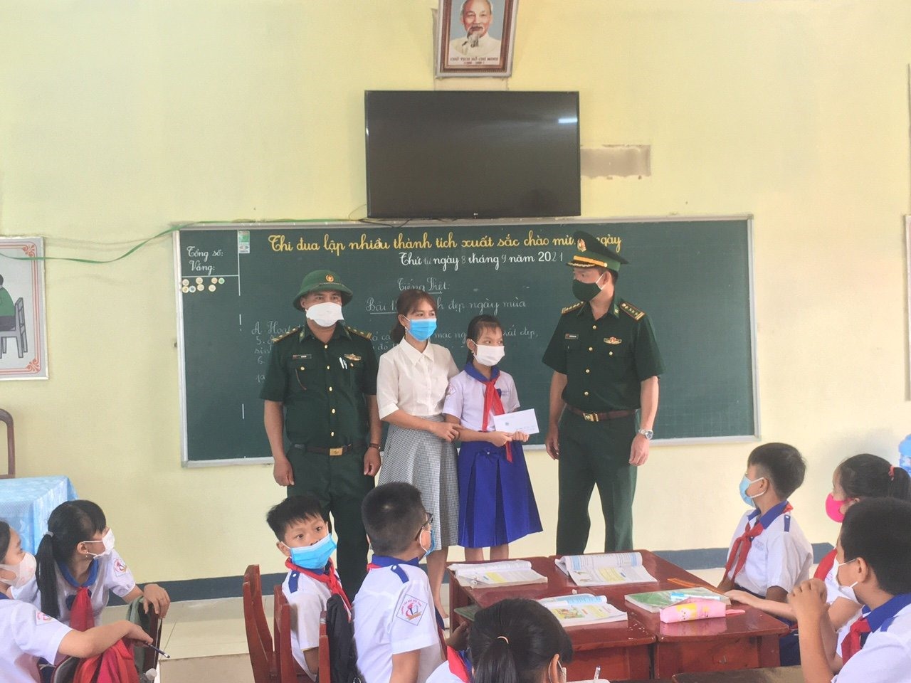 Đại tá Nguyễn Xuân Toàn, Chính ủy Bộ đội Biên phòng Quảng Trị ( ngoài cùng bên phải) trao quà “Nâng bước em đến trường” cho em Hoàng Thảo Linh