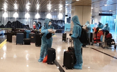 297 hành khách trở về từ Nhật Bản được áp dụng thí điểm “hộ chiếu vaccine“. Ảnh: Sân bay Vân Đồn.