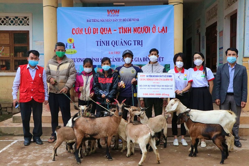 Ông Hồ Văn Phương (thứ nhất từ trái sang) cùng đoàn thiện nguyện hỗ trợ vật nuôi cho người dân xã A Vao, huyện Đakrông - Ảnh: T.L