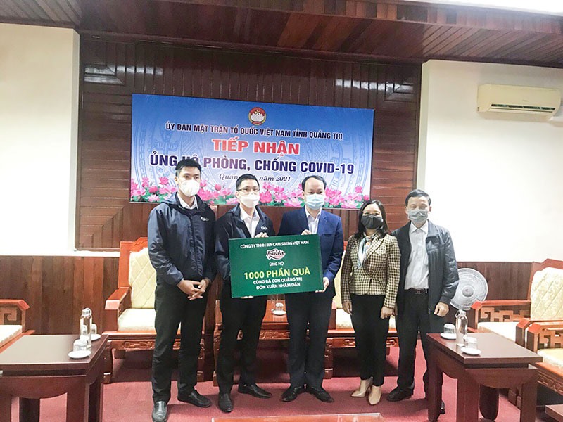 Công ty Bia Huda hỗ trợ quà tết cho người nghèo Quảng Trị thông qua Ủy ban MTTQ Việt Nam tỉnh - Ảnh: T.C.L