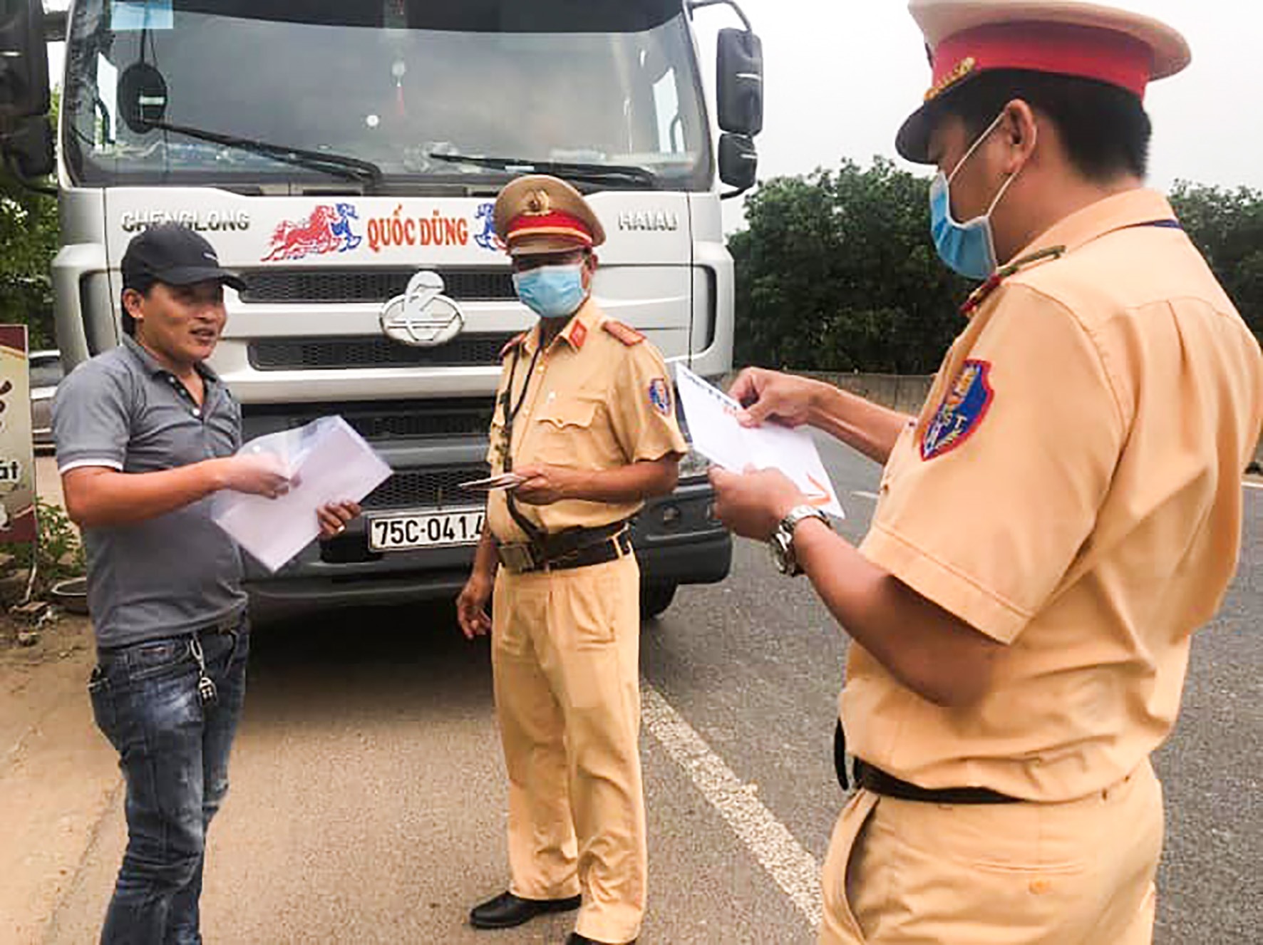 Lực lượng CSGT Công an tỉnh tuần tra, kiểm soát trên Quốc lộ 1 - Ảnh: L.M
