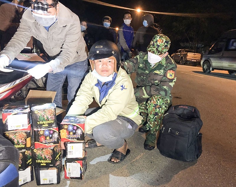 Lực lượng Bộ đội Biên phòng tỉnh bắt giữ đối tượng vận chuyển pháo trái phép tại biên giới Hướng Hóa - Ảnh: N.T