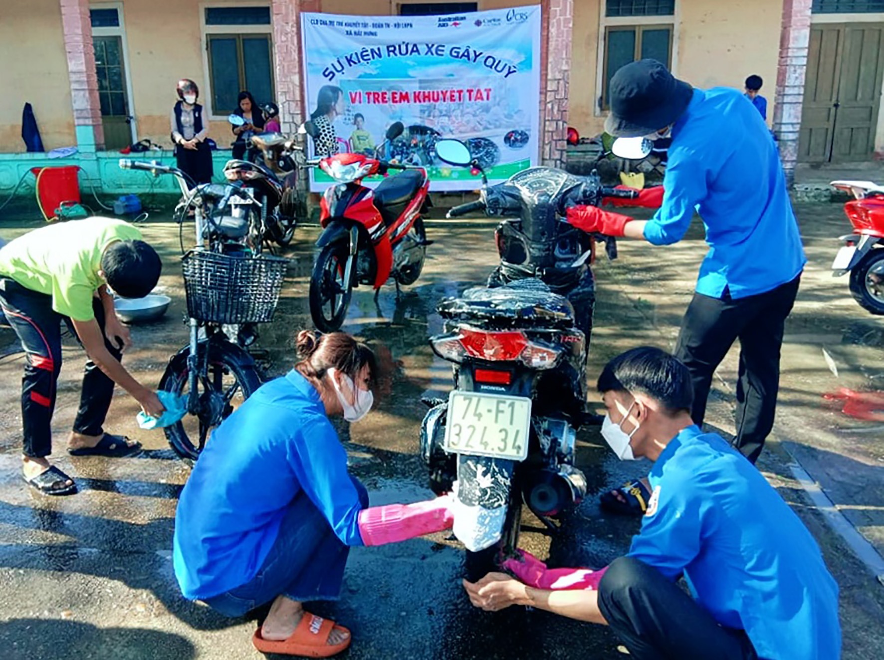 Đoàn viên, thanh niên xã Hải Hưng rửa xe gây quỹ giúp trẻ khuyết tật - Ảnh: T.L