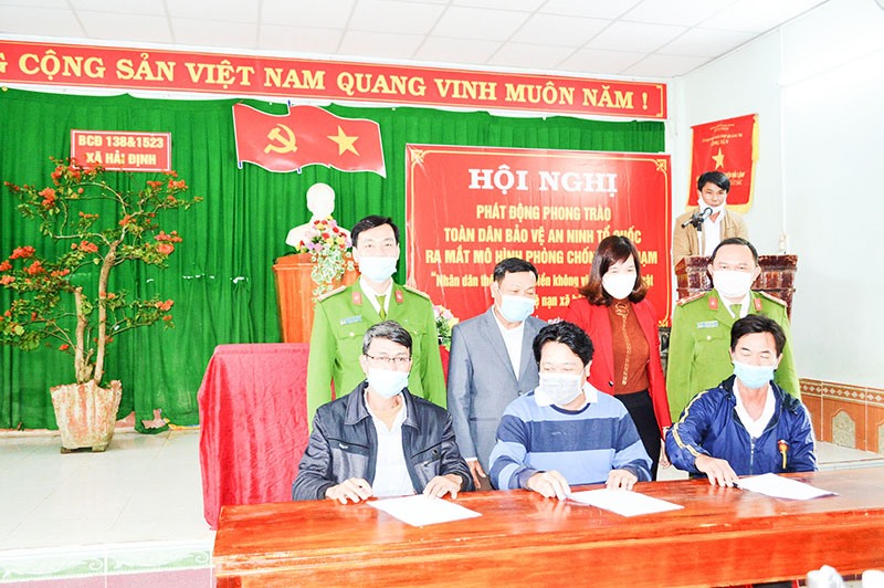 Đại diện các cụm dân cư thôn Phước Điền ký cam kết thi đua xây dựng mô hình “Nhân dân thôn Phước Điền không vi phạm pháp luật và các tệ nạn xã hội” - Ảnh: Đ.V