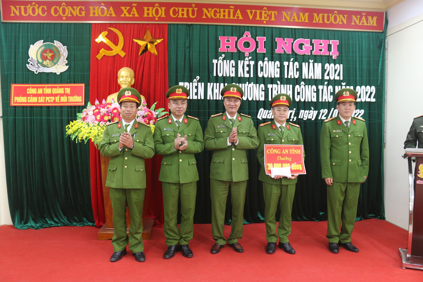 Phó Giám đốc Công an tỉnh, Đại tá Trần Xuân Vĩnh  đã trao thưởng cho Phòng Cảnh sát phòng chống tội phạm về môi trường-Ảnh: Thành Nam