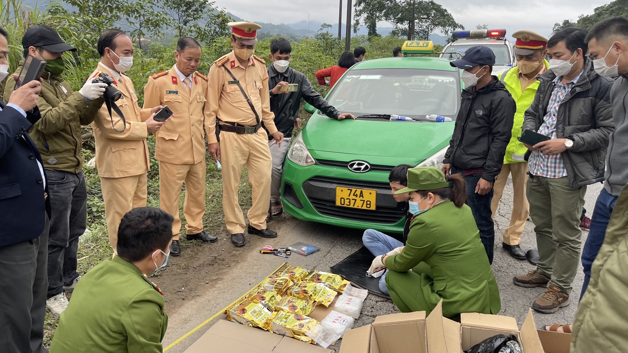 Lực lượng chức năng phát hiện 10 kg ma túy đá trên xe ô tô 74A - 037.78 - Ảnh: Phòng CSGT