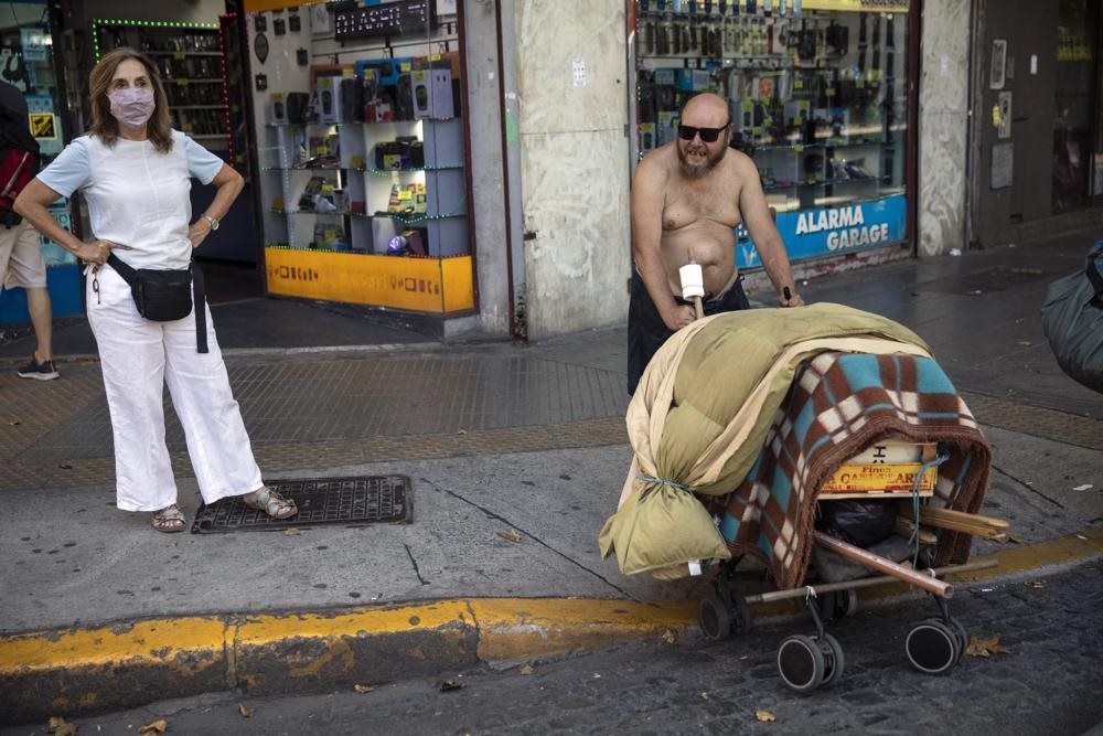 Nicolas Escabron, 61 tuổi, vô gia cư, đợi sang đường ở Buenos Aires, Argentina, ngày 13/1/2022. Lạm phát sẽ tiếp tục là một vấn đề đau đầu trong khu vực cùng với việc thiếu đầu tư theo một dự báo được đưa ra hôm 13/1 bởi Ủy ban Kinh tế cho Châu Mỹ Latinh và vùng Caribe. Ảnh AP