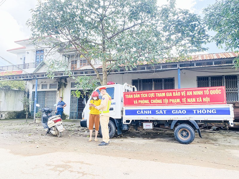 Lực lượng Cảnh sát giao thông - trật tự, Công an huyện Cam Lộ thực hiện nhiệm vụ trong đợt cao điểm tấn công, trấn áp tội phạm dịp tết Nguyên đán 2022 - Ảnh: T.P