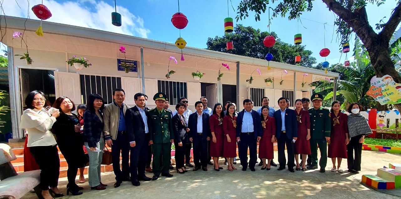 Bộ trưởng Bộ Kế hoạch và Đầu tư Nguyễn Chí Dũng thăm nhà ở nội trú cho giáo viên tại Trường Mầm non Hướng Lập - Ảnh: T.P