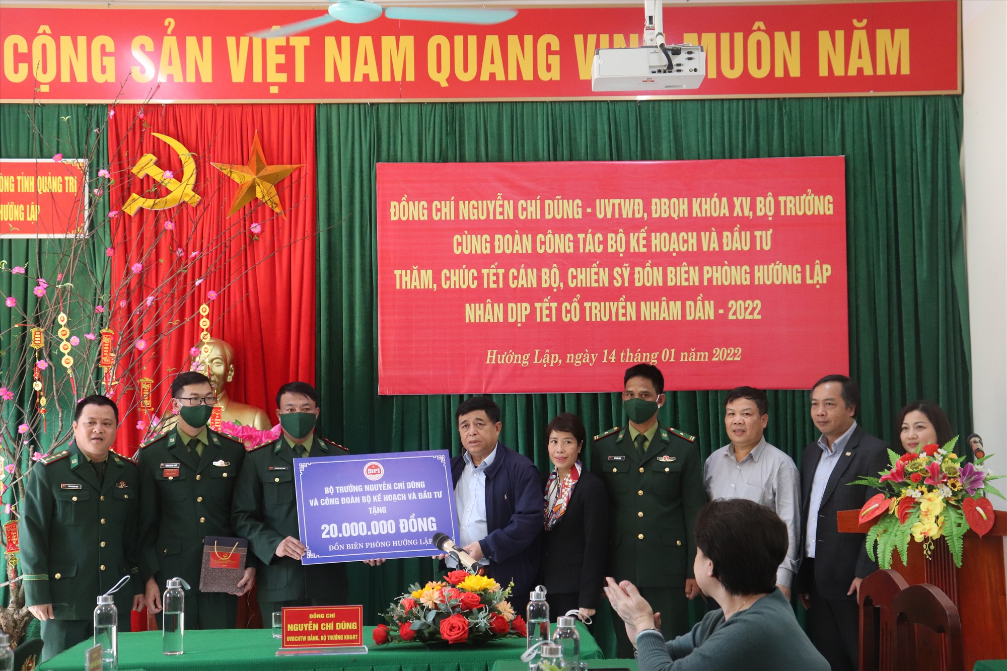 Bộ trưởng Bộ KH&ĐT Nguyễn Chí Dũng tặng quà cán bộ, chiến sĩ Đồn Biên phòng Hướng Lập - Ảnh: T.P