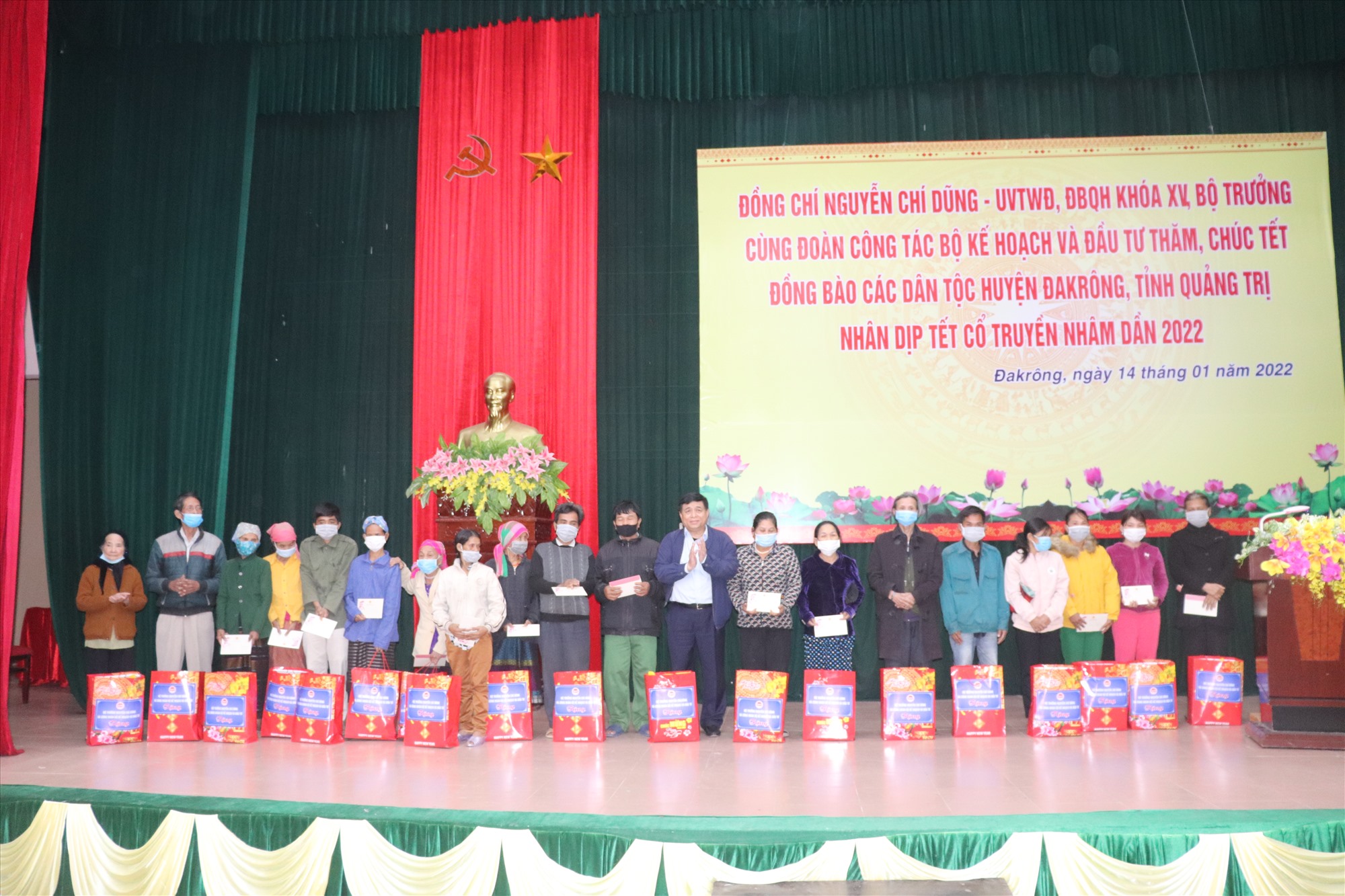 Bộ trưởng Bộ KH&ĐT Nguyễn Chí Dũng tặng quà người dân có hoàn cảnh khó khăn tại huyện Đakrông - Ảnh: T.P