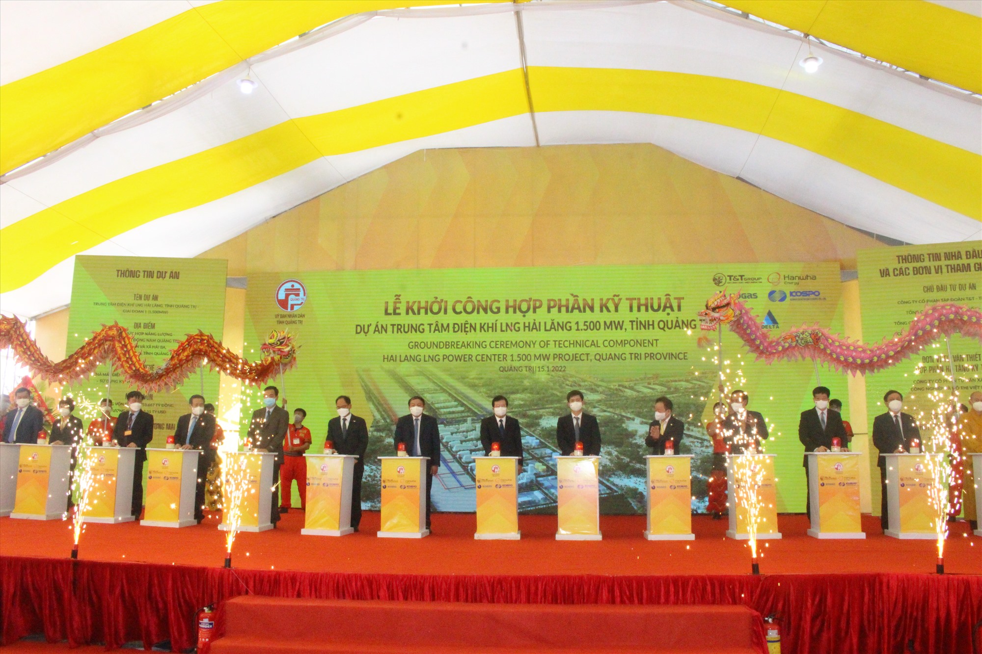 Các đại biểu bấm nút khởi công Dự án Trung tâm điện khí LNG Hải Lăng - Ảnh: T.T