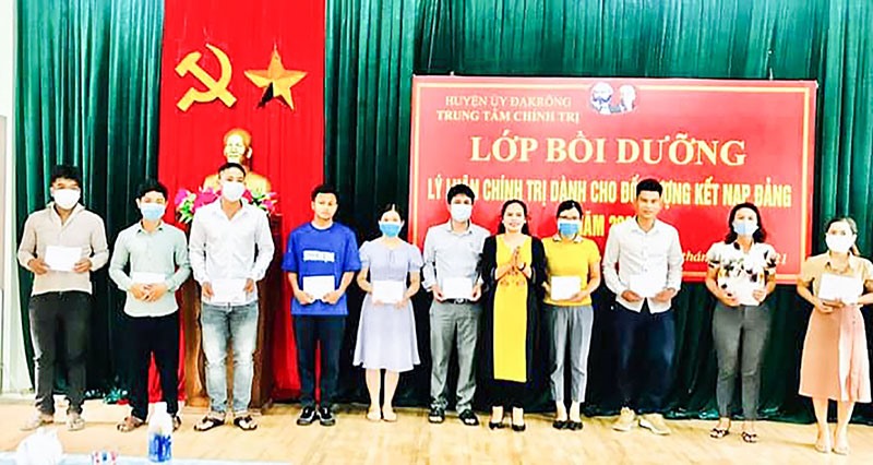 Lớp bồi dưỡng lý luận chính trị dành cho đối tượng kết nạp đảng tại huyện Đakrông -Ảnh: T.L